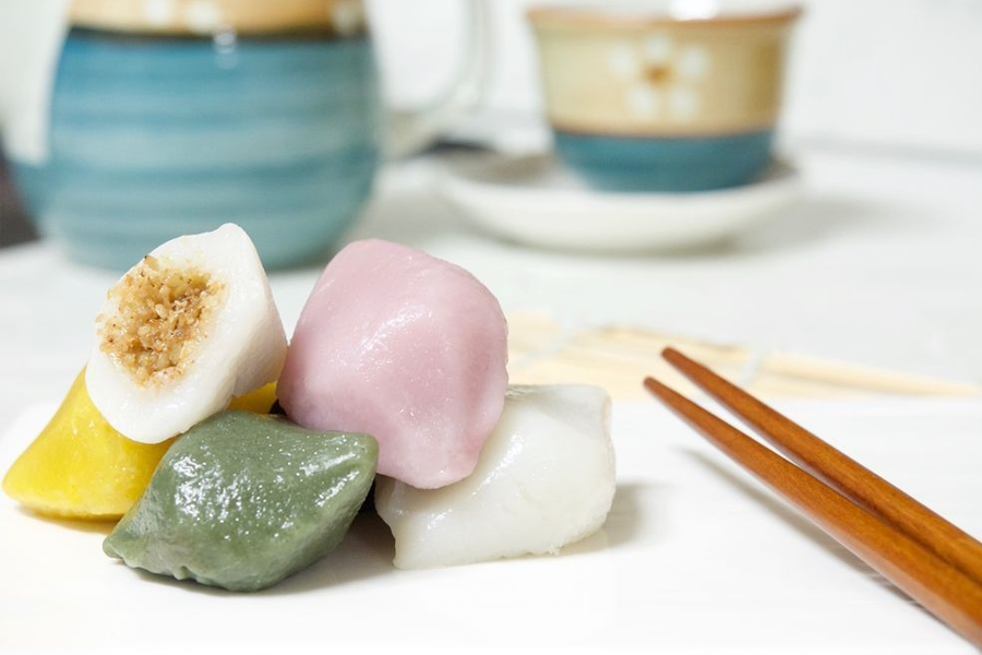 韩国中秋节传统食物松片，是一种类似麻糬的甜点。