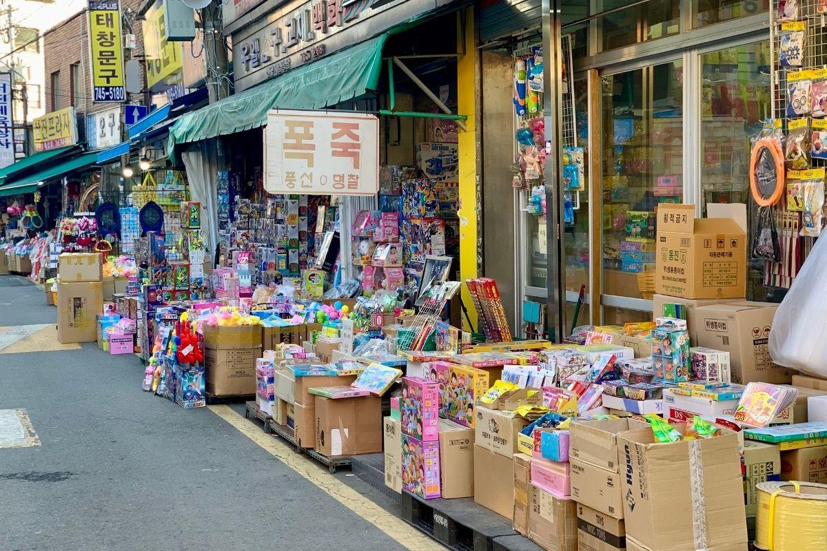 Chợ đồ chơi, văn phòng phẩm Dongdaemun (동대문 문구완구거리)