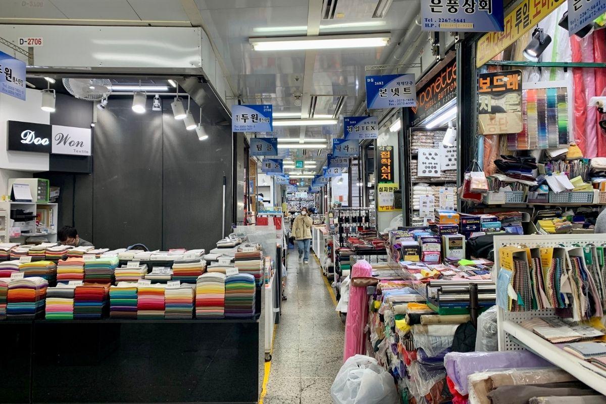 chợ vải bên trong Chợ tổng hợp Dongdaemun (동대문종합시장)