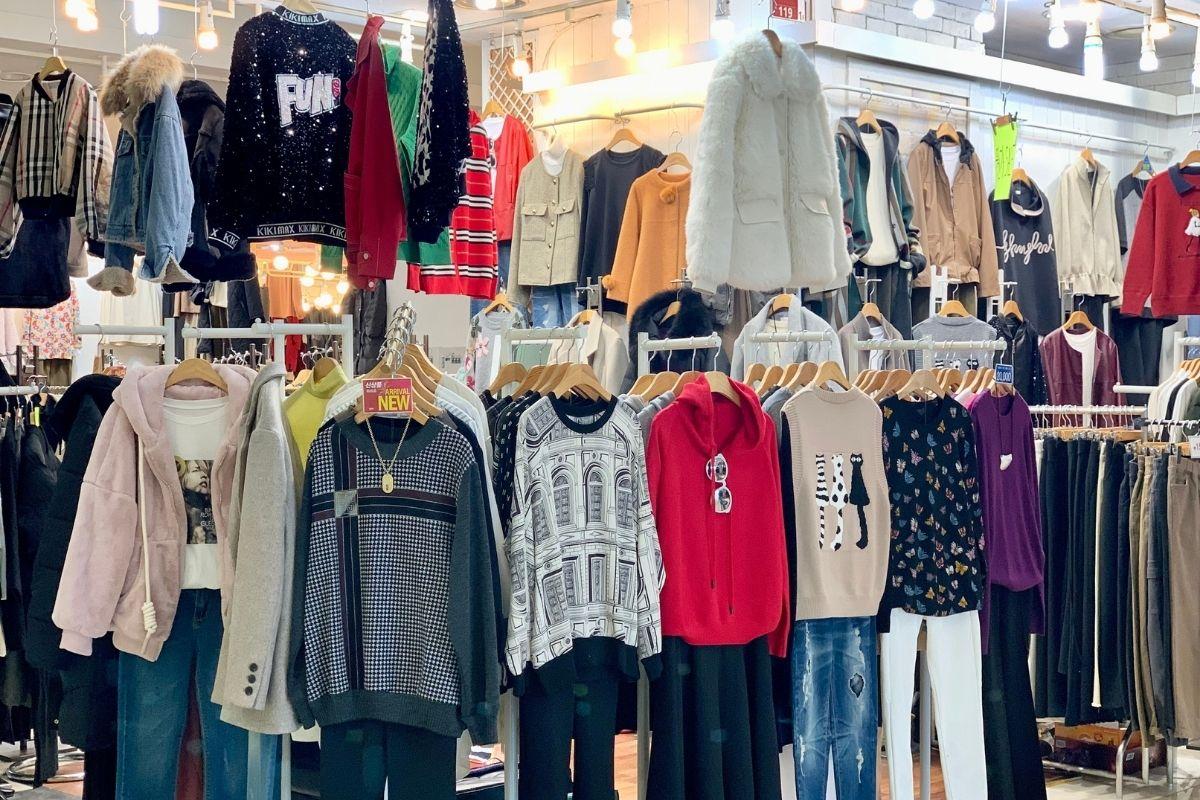 quần áo ở Good Morning City (굿모닝 시티), trung tâm mua sắm lớn ở Dongdaemun