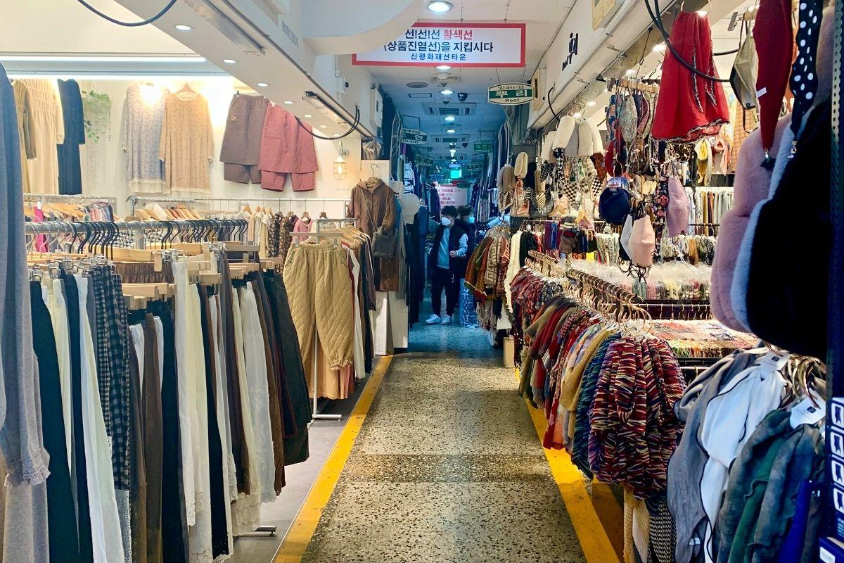 quần áo ở trung tâm bán buôn khác ở Dongdaemun