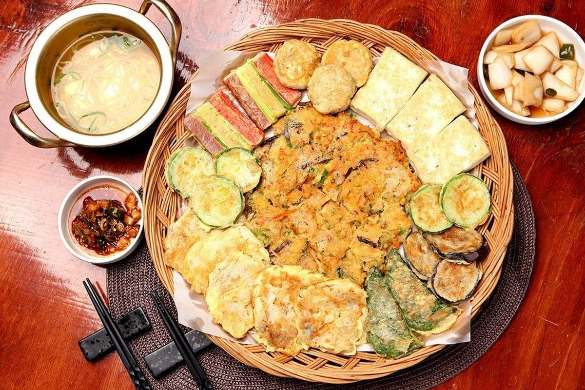 จานอาหารเกาหลีที่ปรุงสำหรับเทศกาลซอลลัล รวมถึงซุปและเครื่องเคียงหลายประเภท