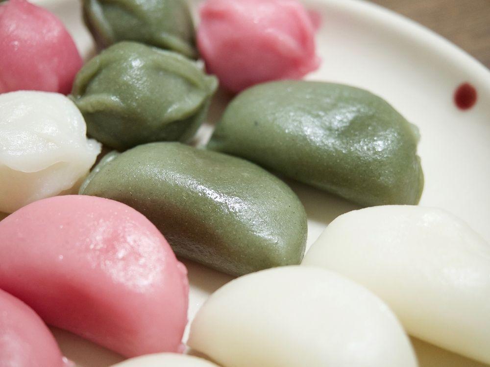 傳統韓國中秋食物，五顏六色的송편鬆糕，需要在面團中加入芝麻和栗子內餡，形成獨特彎月形狀。