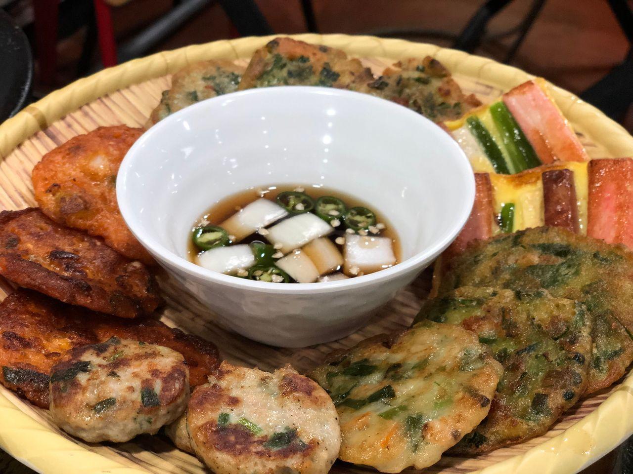 五顏六色的韓國煎餅圍繞一碗蘸醬，適閤家庭團聚的特色美食。