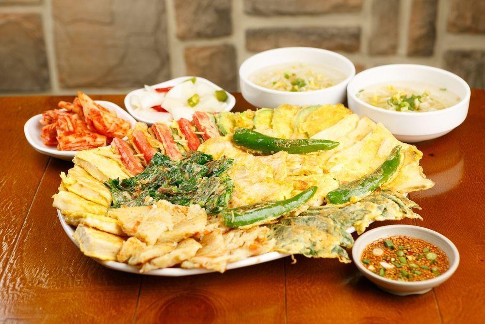 多種風味的韓國煎餅擺在一個葉型的白盤中，是家庭聚會的熱門選擇。