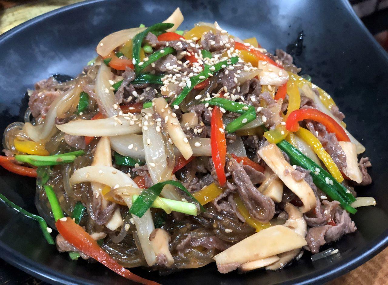 韓式雜菜抓拍，色彩繽紛的擺盤，展現了不同蔬果與粉絲的鮮明對比。