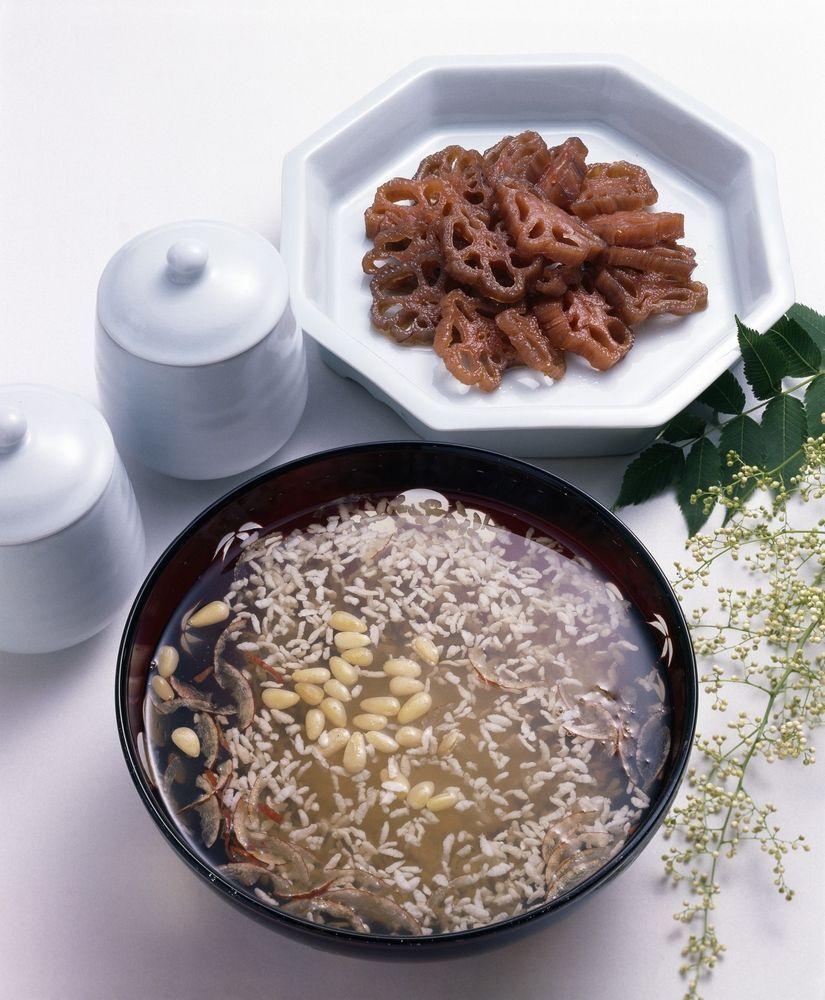 一碗盛有甜米釀的透明食器，韓國新年和中秋期間常見的清甜飲品。