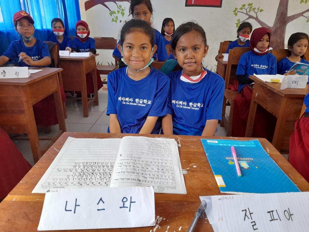 チアチア族のハングル教育の様子。彼らは固有の言語を持ちながらも記録のためにハングルを使用しています。ハングルの普及活動の一環です。