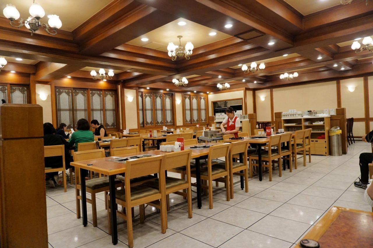 兄弟排骨店内的就餐环境，宽敞明亮，提供优质的餐饮体验。