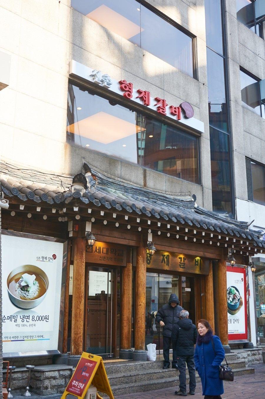 正宗韩式牛肉炖汤正在烹饪，富有韩国传统风味，广受顾客好评。