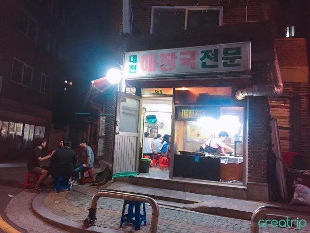 韩国新村无名烧烤店，老奶奶用心地为顾客准备烧烤食物。