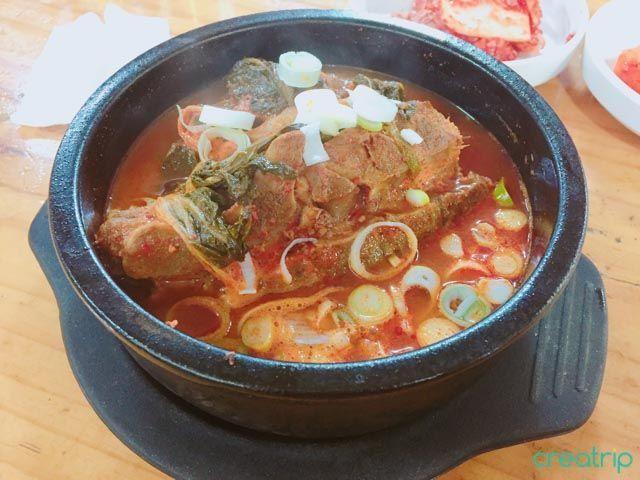 清进洞解酒汤的特色排骨汤，沸腾的汤中配料丰富，令人垂涎欲滴。