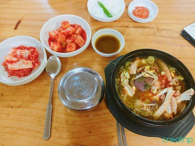 丰盛的菜肴搭配泡菜和辣椒，韩国解酒汤多样性的表现。