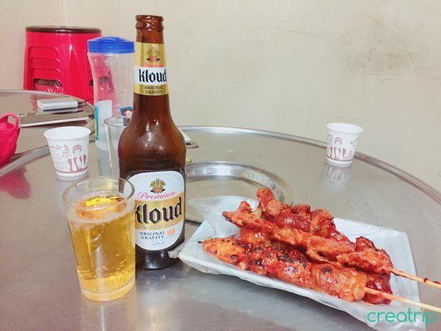 烤串和Kloud啤酒的完美搭配，人气美食在新村的不知名烧烤店出售。