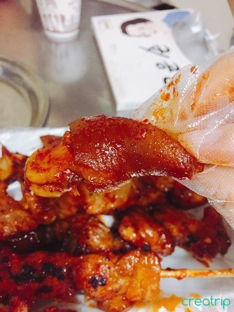 无名烧烤店的韩式猪脚特写，香气扑鼻的美味体现出正宗的韩国风味。