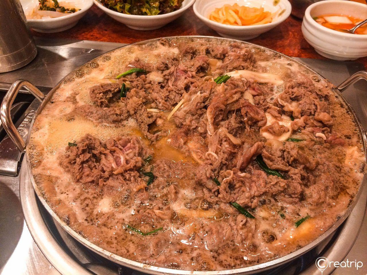 炖煮中的韩式牛肉汤，展示在兄弟排骨店享用的传统韩式料理。