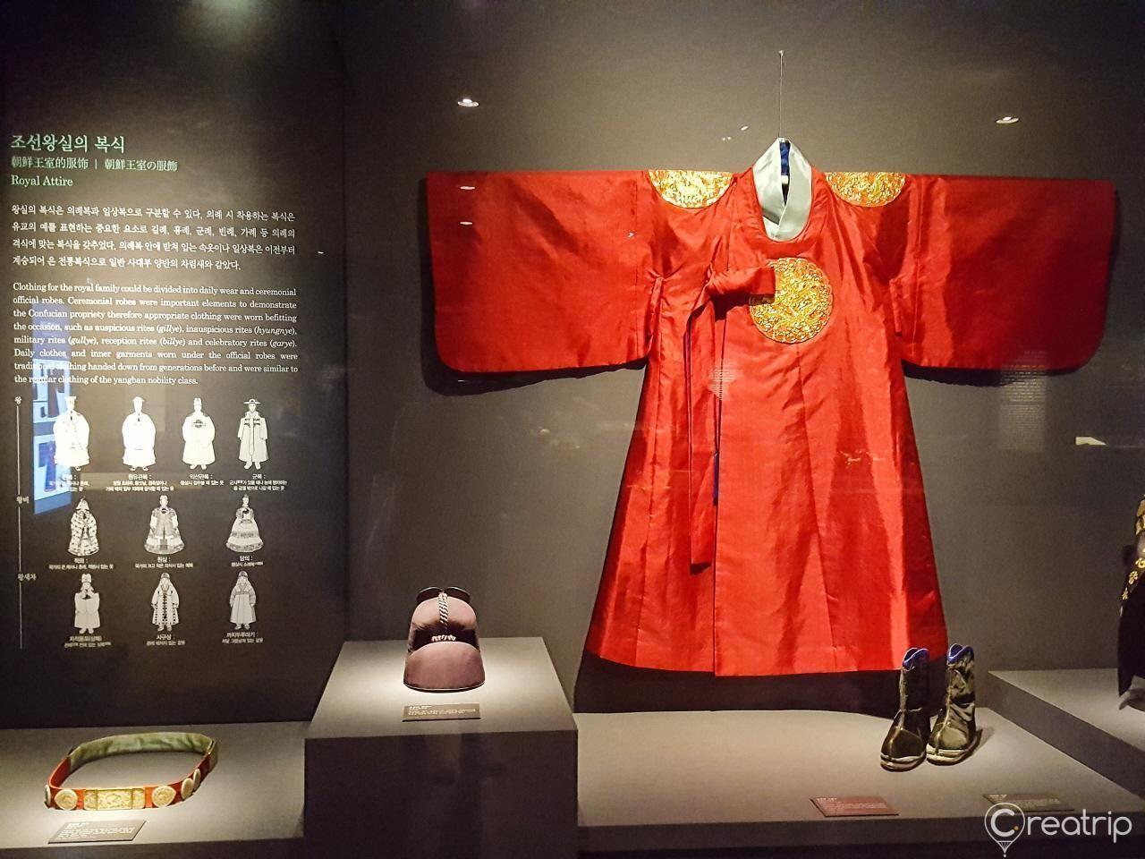 国立故宫博物馆，展示着朝鲜王朝时期的珍贵王室服饰，充满历史气息。