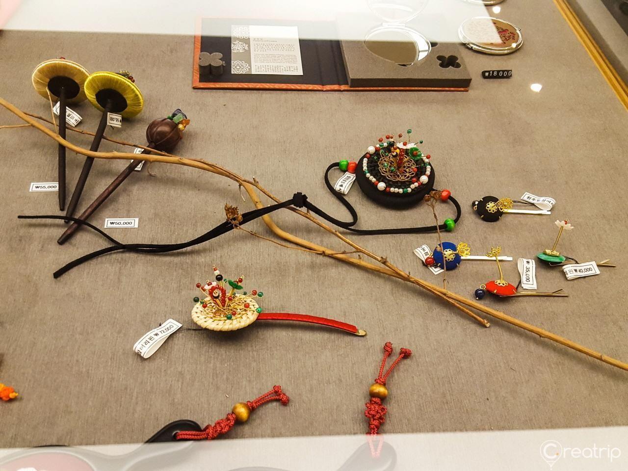 展览柜中陈列着韩国传统装饰品和饰物，展示了精美的手工艺品。