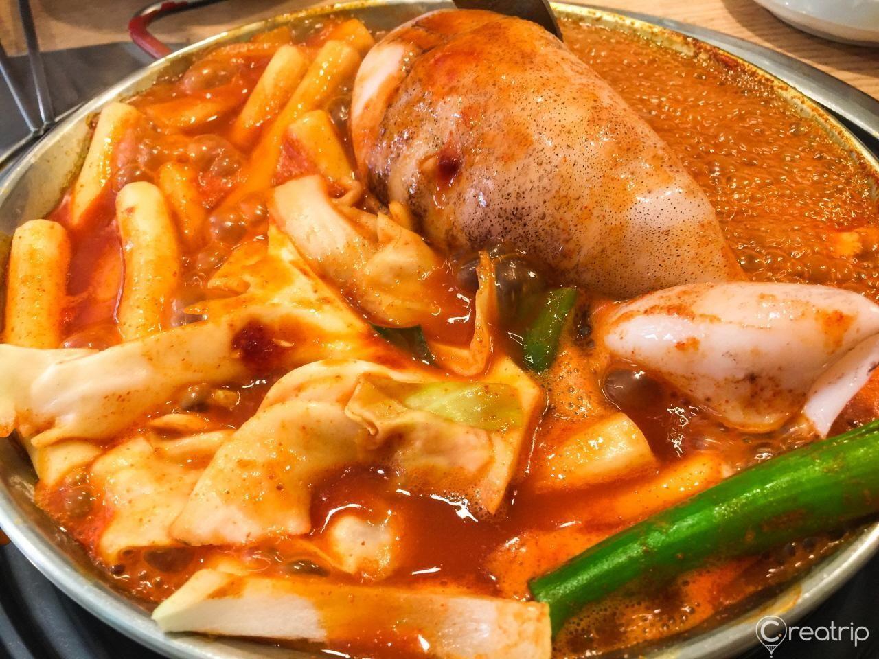 辣鱿鱼年糕，热腾腾的韩式炒年糕，夹带着诱人的香气。