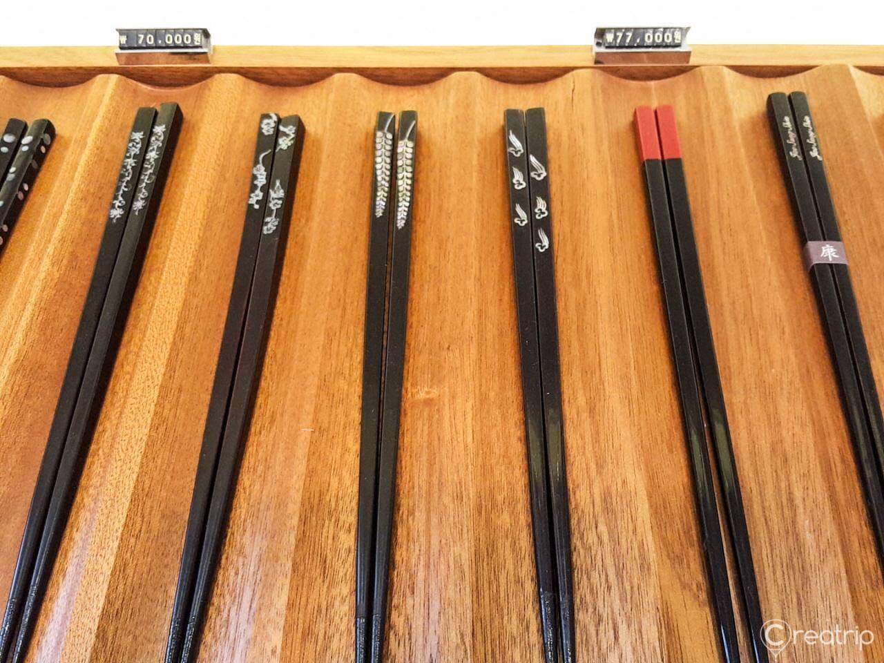 展示柜中的传统韩国筷子，每一双都有独特的图案和设计。