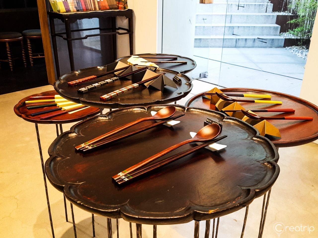 韩式传统筷子店，展示着精美手工制作的筷子，充满艺术气息的店内装潢。