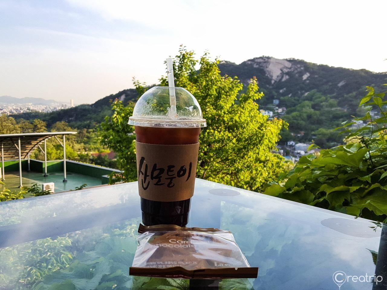 山脊咖啡馆，露天凉台上摆放着咖啡，与北岳山景相伴，让人放松身心。