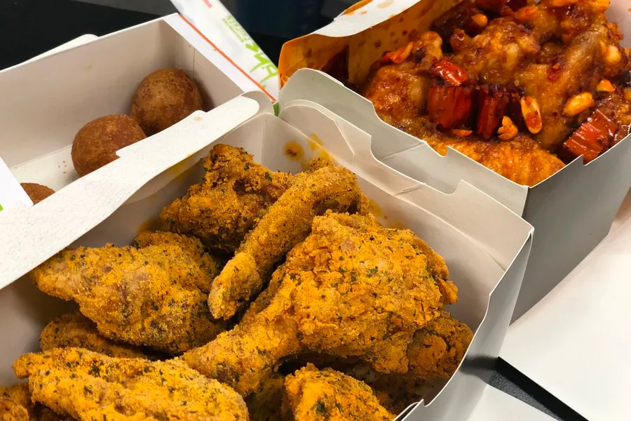 배달 음식을 시켜 먹는 장면, 비 오는 날 실내에서 외식을 해결하는 모습.