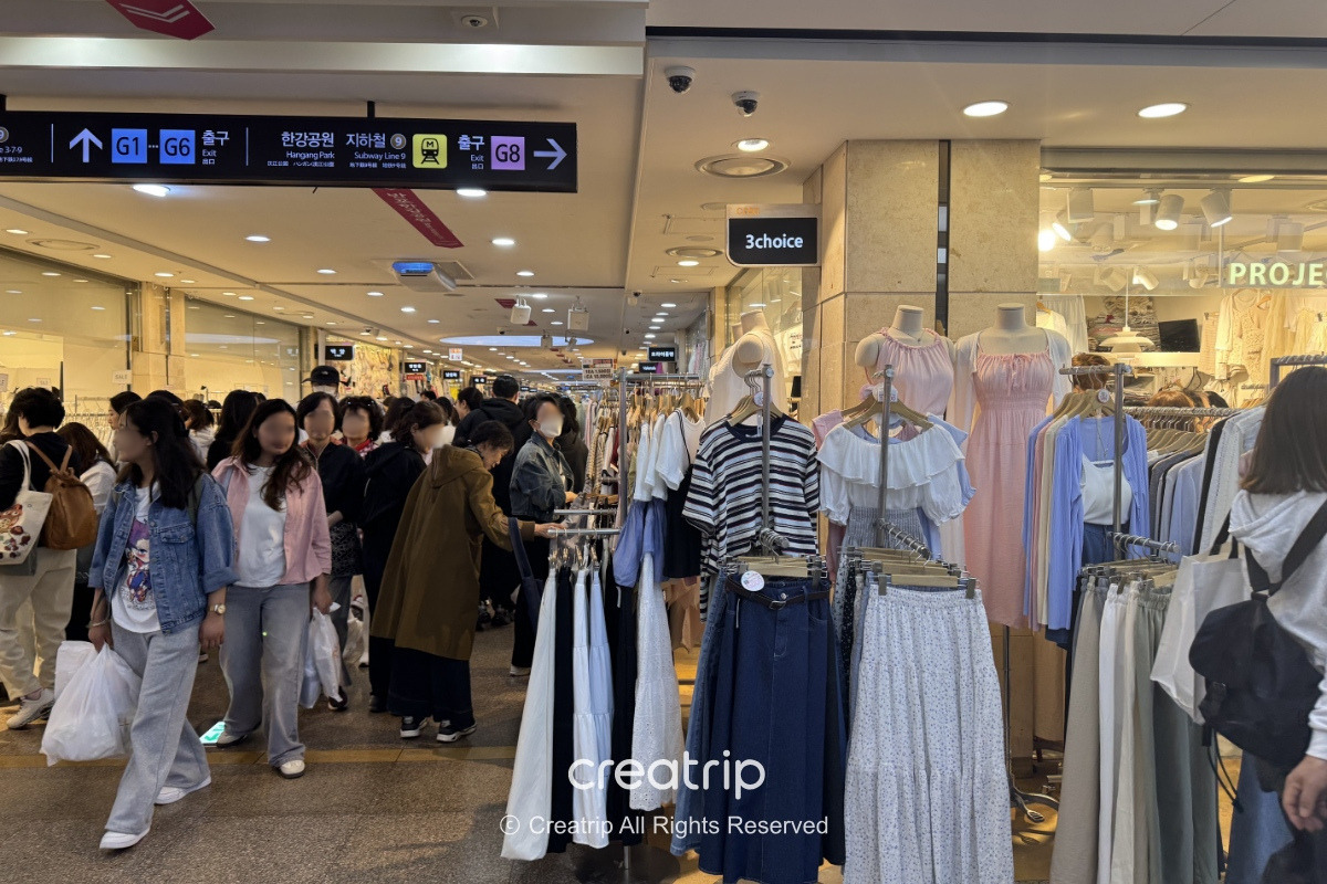 衣料品店が並ぶソウルの地下ショッピング街