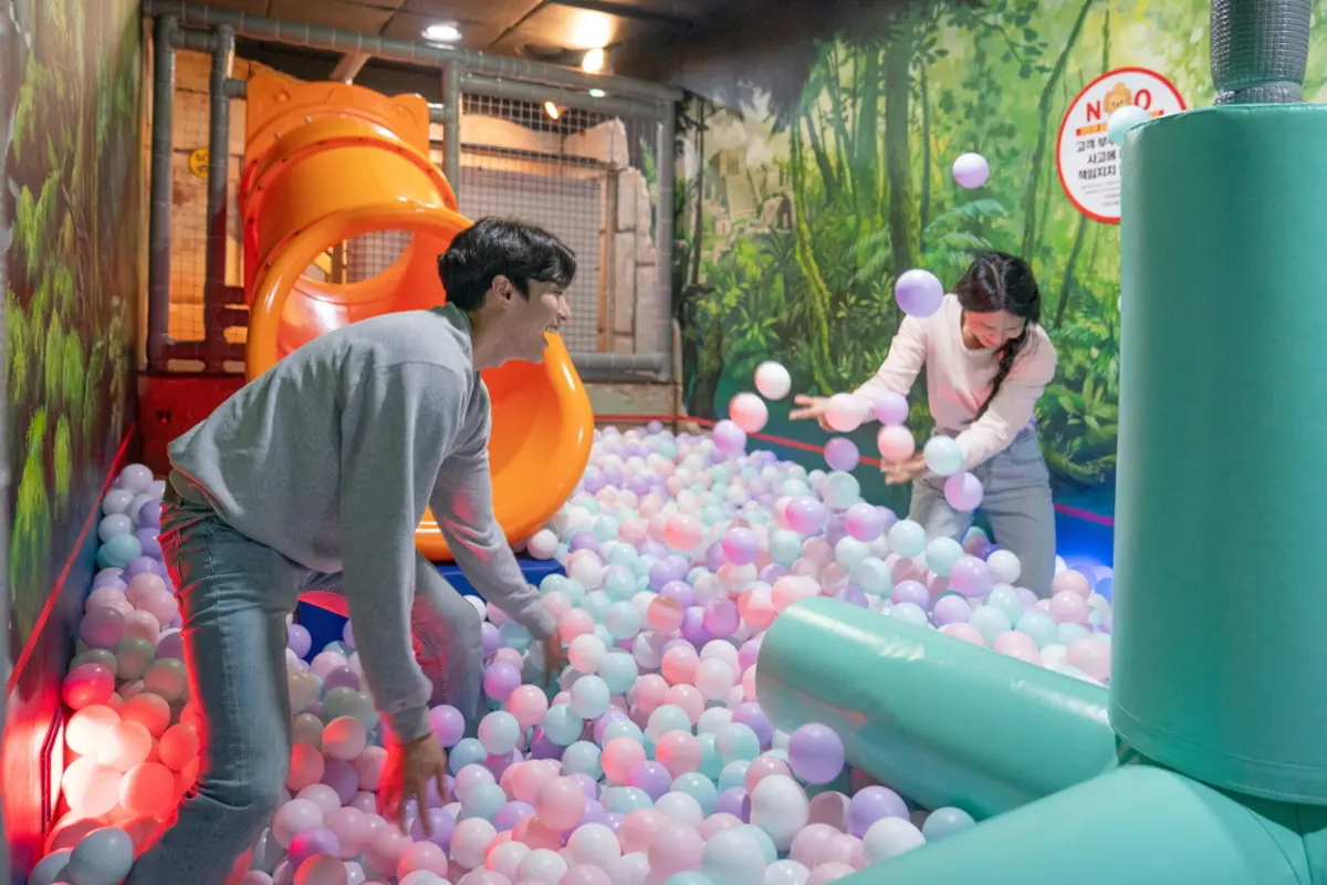 실내 체험관 내부, 다양한 체험을 할 수 있는 즐거운 공간.