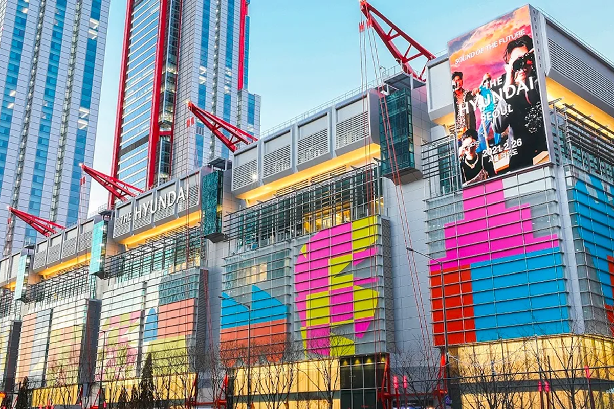 현대백화점 외관, 서울에서 쇼핑과 다양한 브랜드를 즐길 수 있는 공간.