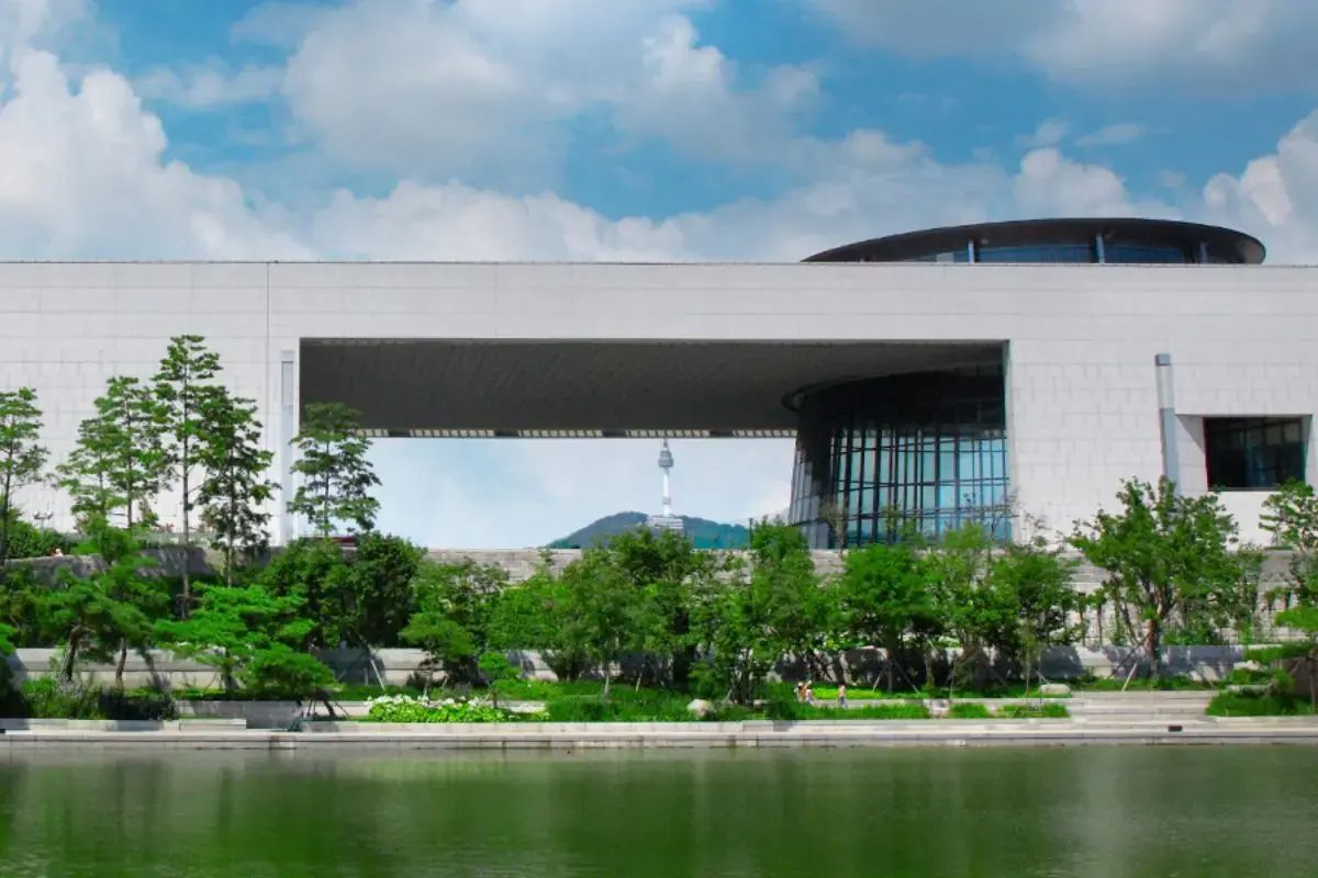 首爾國立中央博物館建築外觀與前方綠意水域,展示室內文化行程適合雨天或酷暑時的博物館之選