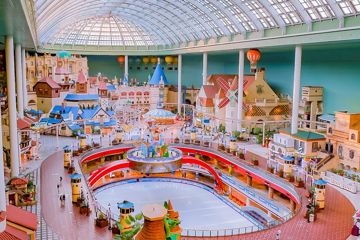 서울 롯데월드 내부 모습, 다양한 놀이시설과 함께 즐길 수 있는 실내 테마파크.