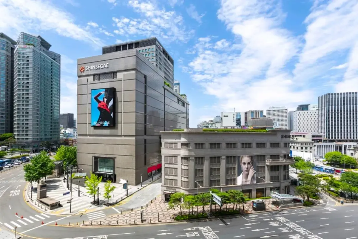 신세계 백화점 외관, 다양한 상품과 서비스를 제공하는 쇼핑 장소.