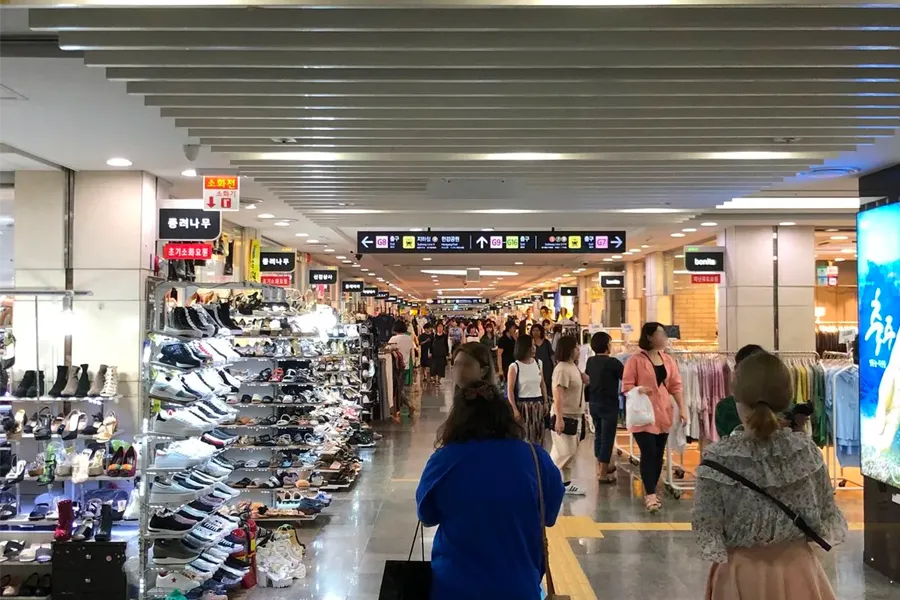 서울 지하상가 모습, 비 오는 날 쇼핑과 식사를 즐길 수 있는 공간.
