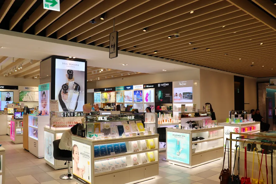 면세점 내부, 한국에서 쇼핑할 수 있는 다양한 화장품과 상품을 제공.