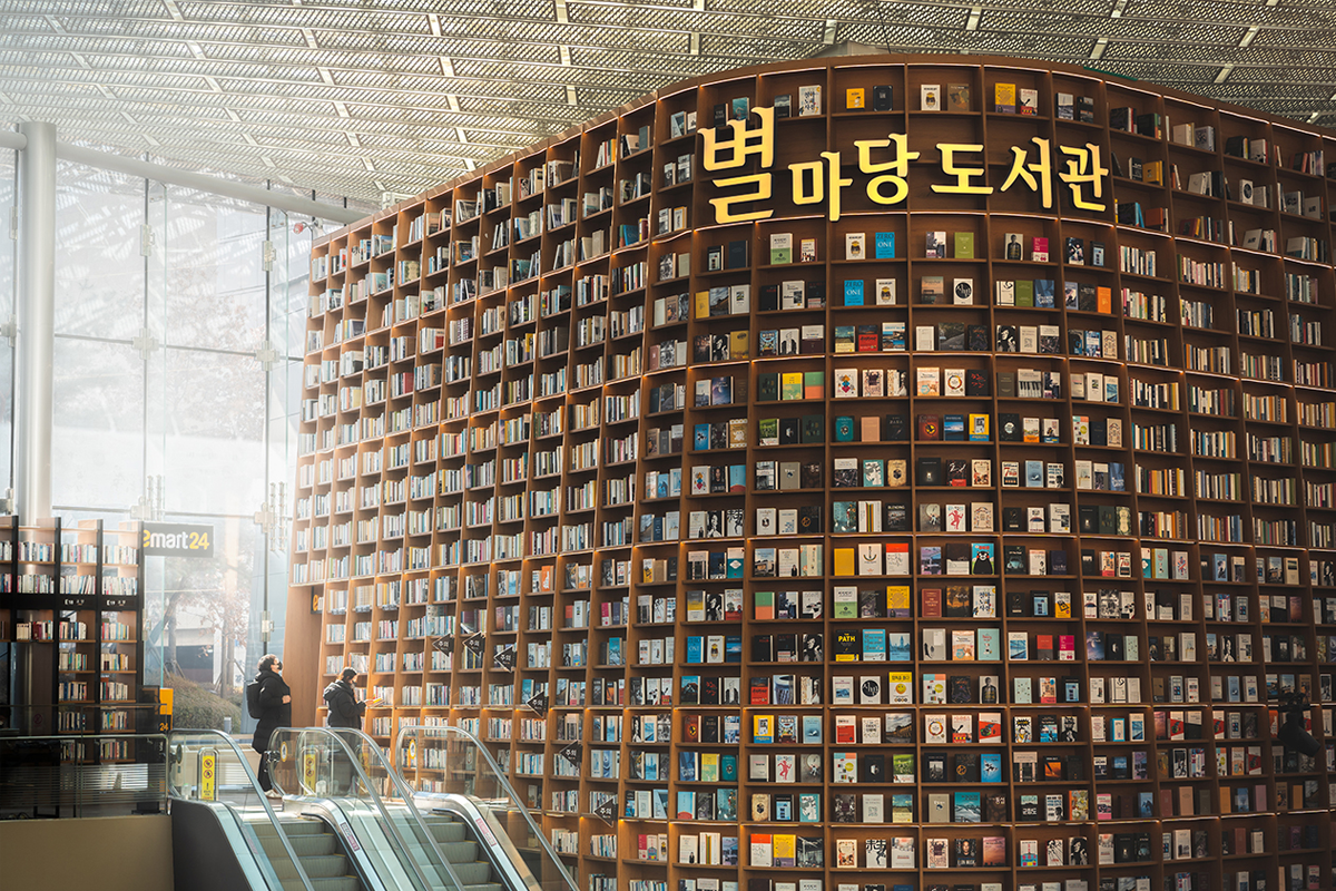 COEX 대형 서점과 그 유명한 별마당 도서관, 실내에서 책을 즐길 수 있는 공간.