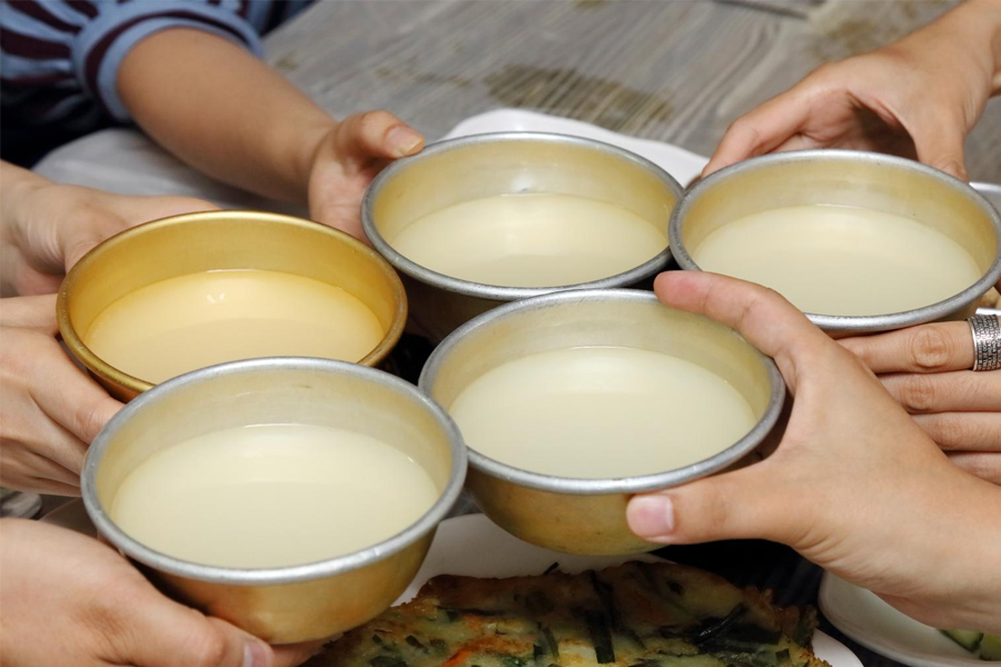 Макколли. Макголи (Makgeolli). Напиток макголи Корея. МАККОЛИ корейский. МАККОЛИ корейский напиток.