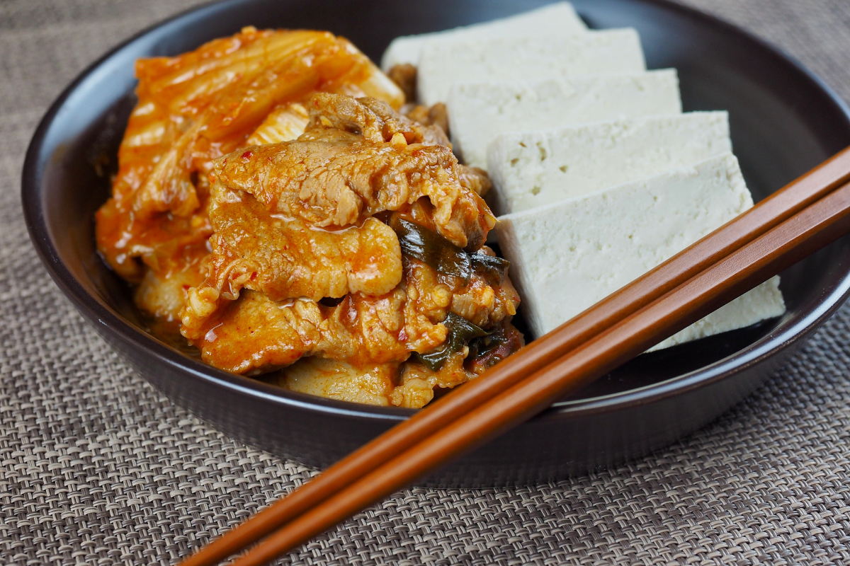Một bát dubu kimchi thơm ngon với đậu phụ và kim chi xào cùng thịt lợn, món ăn tuyệt vời khi uống cùng makgeolli.