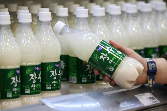 韓国のスーパーマーケットで販売されている長寿マッコリのボトル。同じ商品のボトルが並んでいる様子。