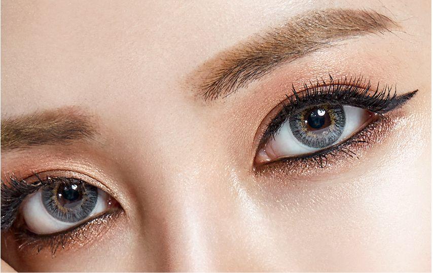 韓國 OLENS 隱形眼鏡產品 Secriss 3CON Coral Gray 佩戴效果圖，展示著色鏡片突顯眼睛的效果
