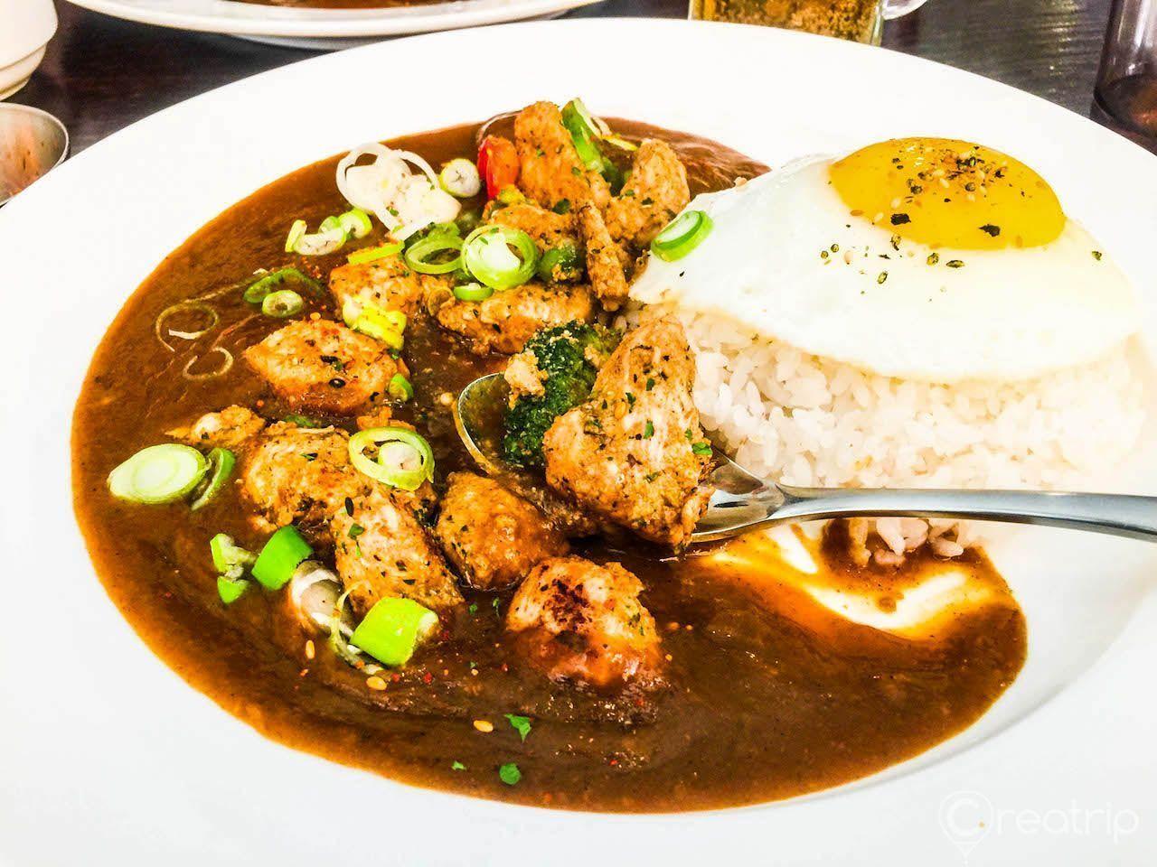 A close-up look at Meemee’s Curry dish in Seongsu-dong, featuring a well-presented curry with vegetables and a fried egg on top.