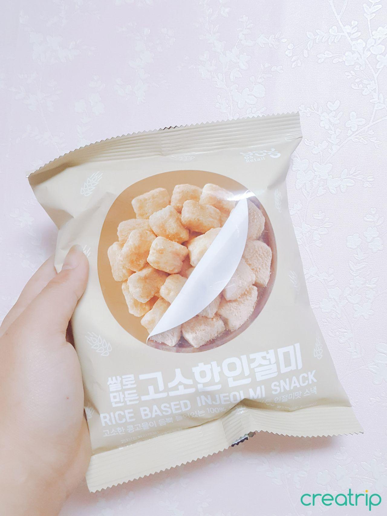 Package of Soybean Powder Rice Snack with Korean text '쌀로 만든 고소한 인절미' indicating a rice-based delight.