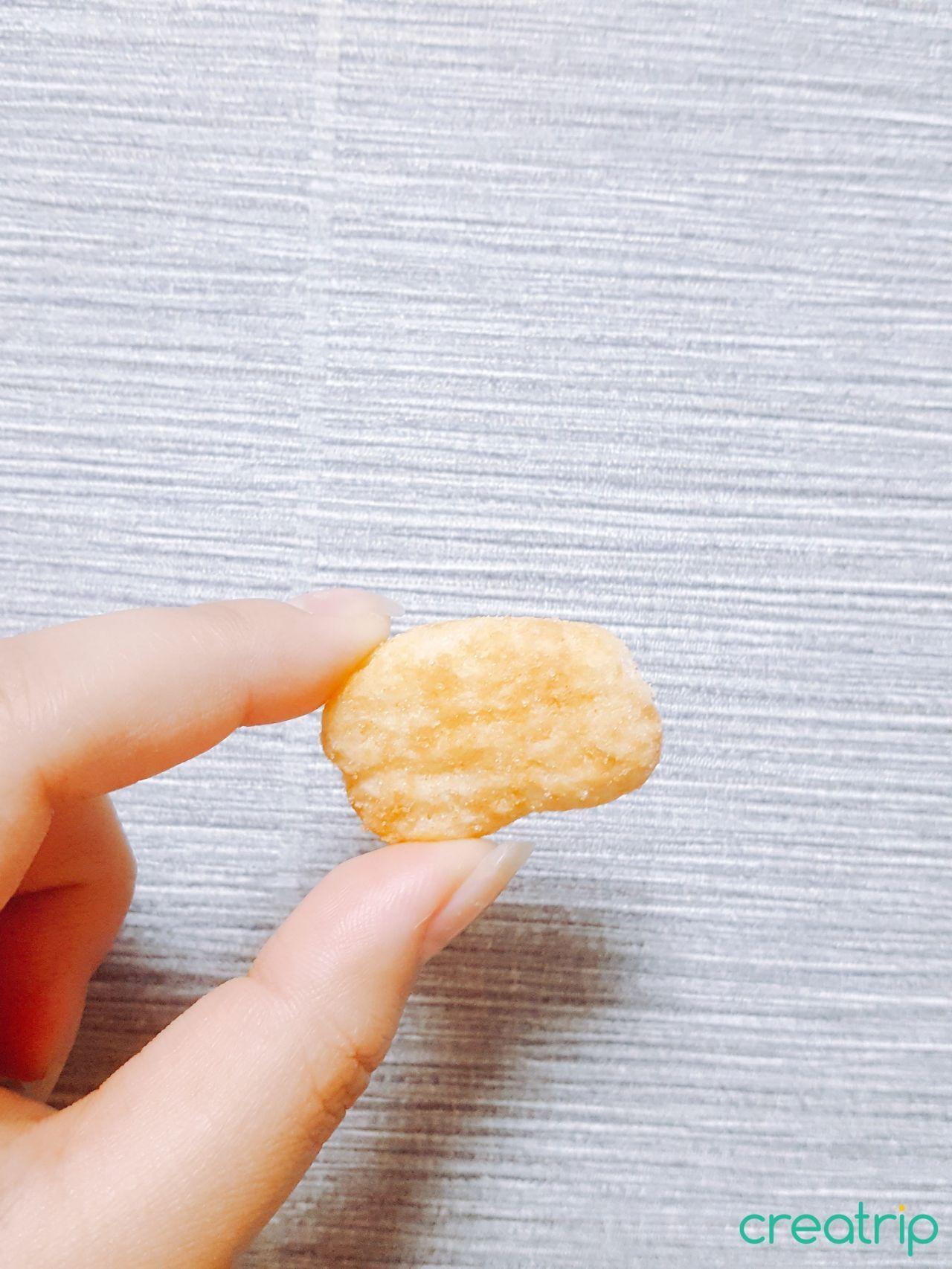 A single piece of Soybean Powder Rice Snack holistic in size, suitable for one-bite enjoyment.