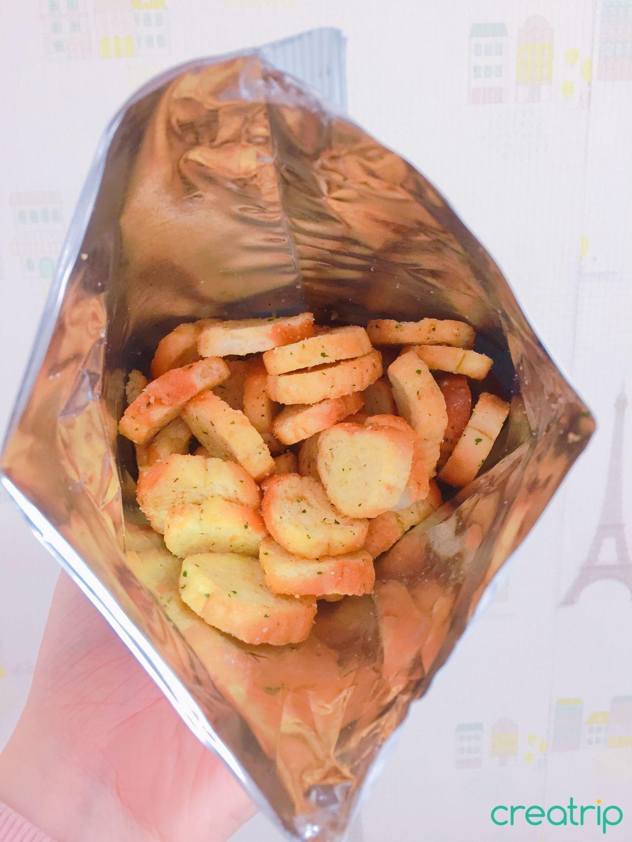 Inside view of Garlic Bread Snack package highlighting distinct garlic aroma in compact slices.