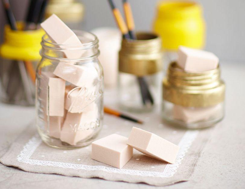 展示SKINFOOD美肌海绵在化妆中的实际效果，舒适且无刺激，提升妆容无瑕感。