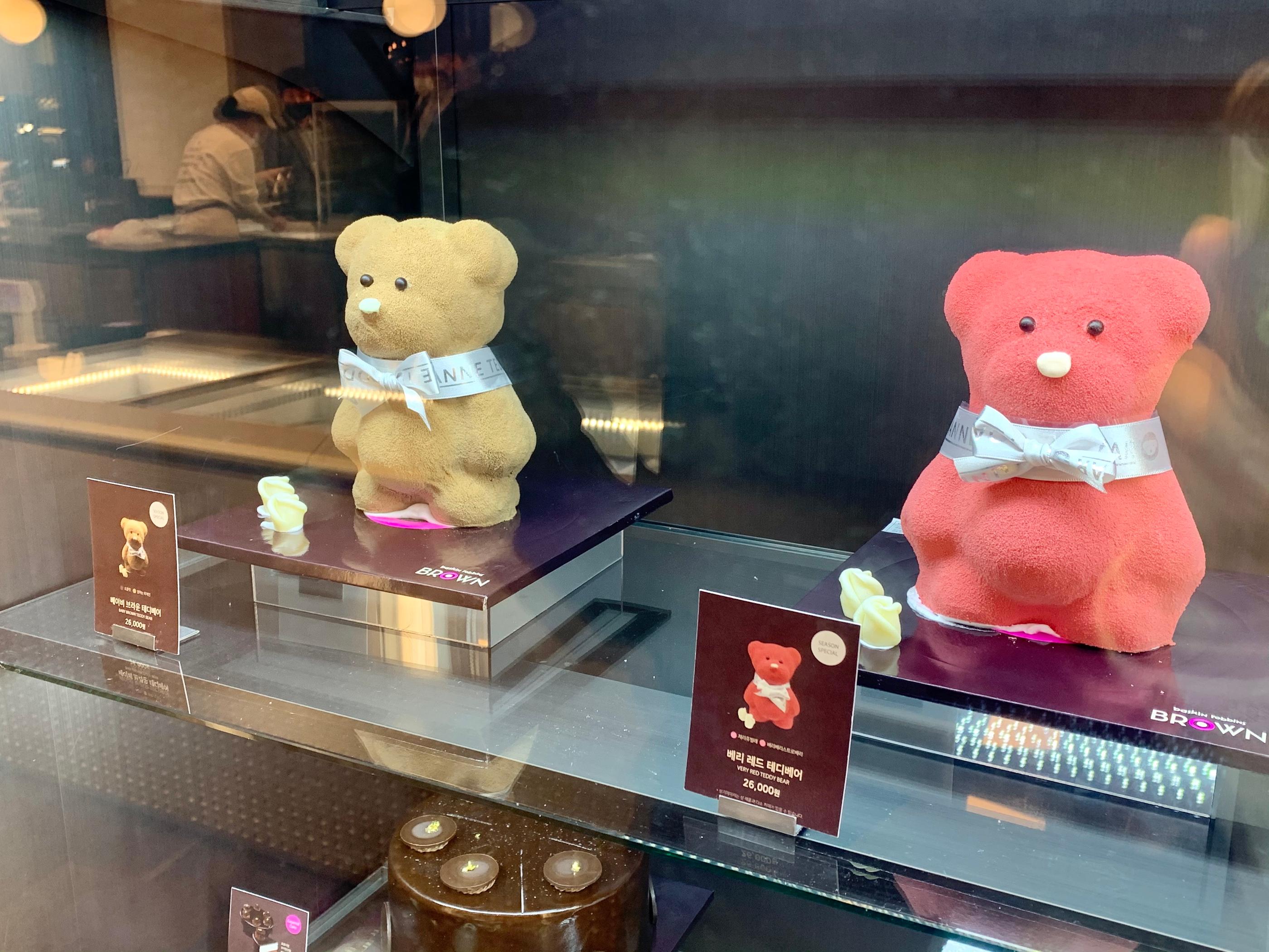 べスキンラビンスBROWNで販売されるユニークなアイスクリームケーキのディスプレイ。華やかで創造的なデザインが目を惹きます。