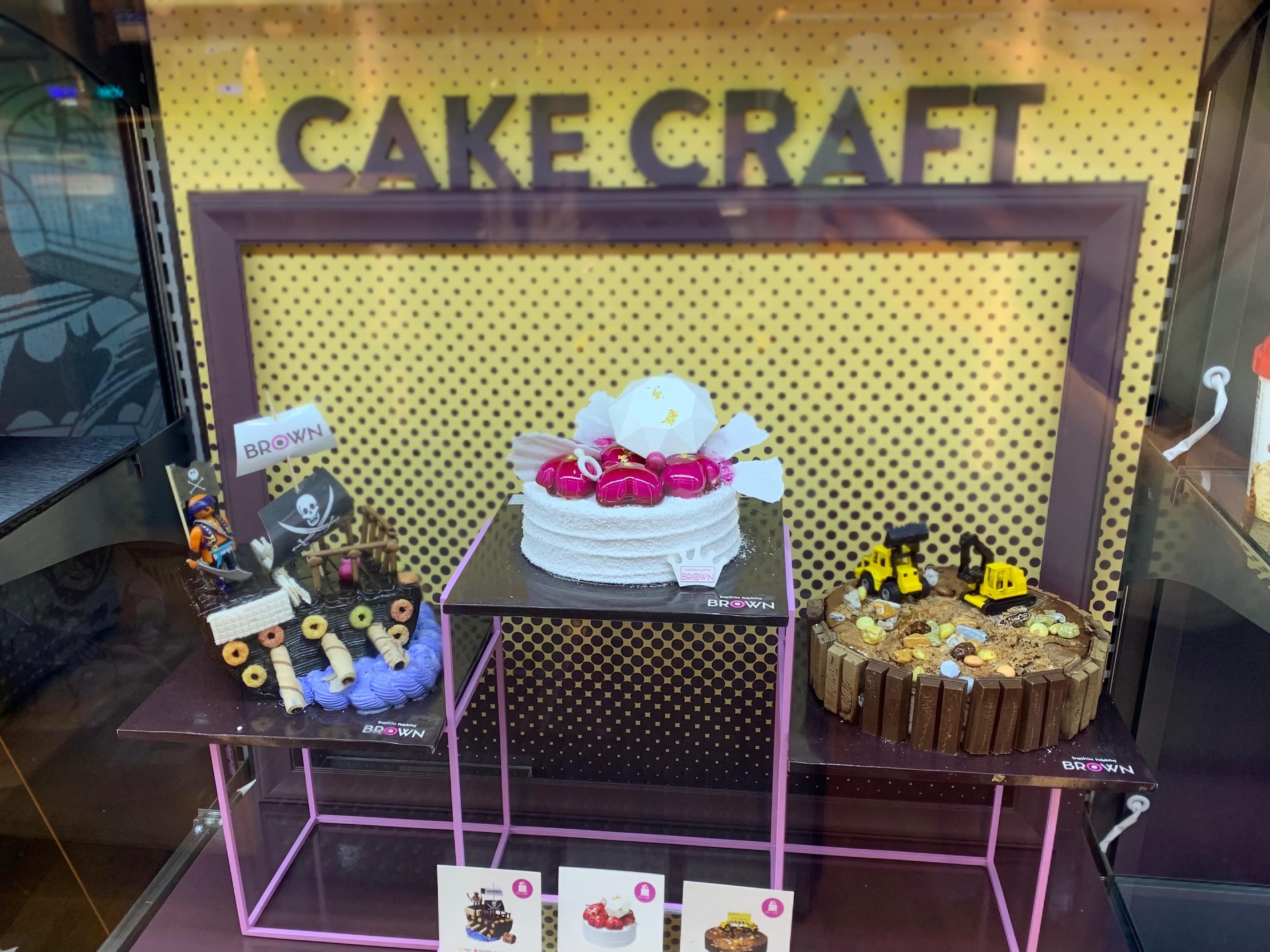 べスキンラビンスBROWNのアイスクリームショーケースは、様々なフレーバーのアイスクリームがまるで宝石のように美しく並んでいる光景を捉えています。