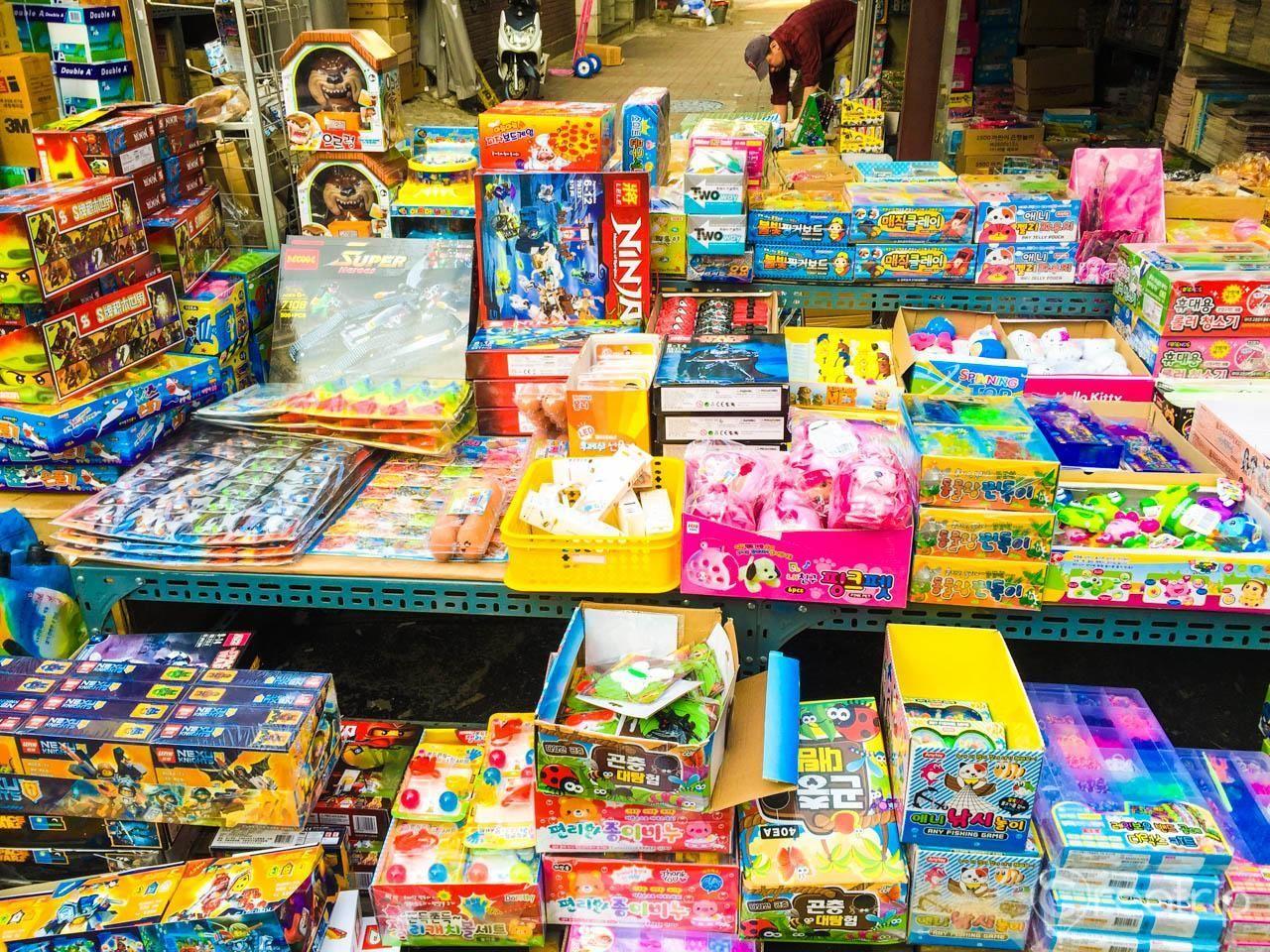 korea, seoul, dongdaemun, shopping, rose garden, ddp, plaza, digital plaza, night market, clothes shopping, jokbal, pork trotters, dongmyo market, stationery market, toy street