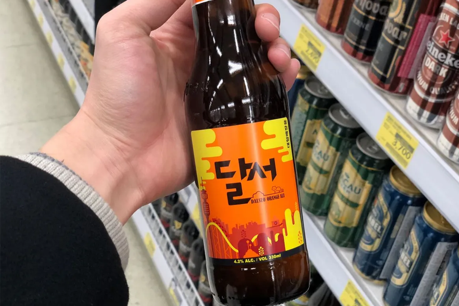 달서 맥주, 대구의 명소가 디자인된 밝고 주황색의 오렌지 에일 병.