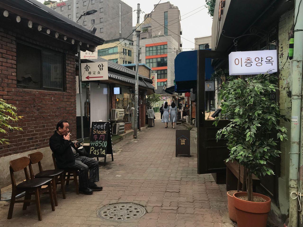 Enjoy fun and meaningful tour! Going through Gyeongbokgung, Sinsa Garosu-gil, and other line 3 stations